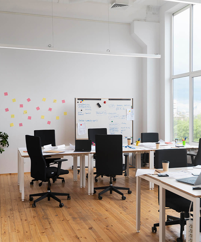 un bureau avec des post-it sur un mur blanc